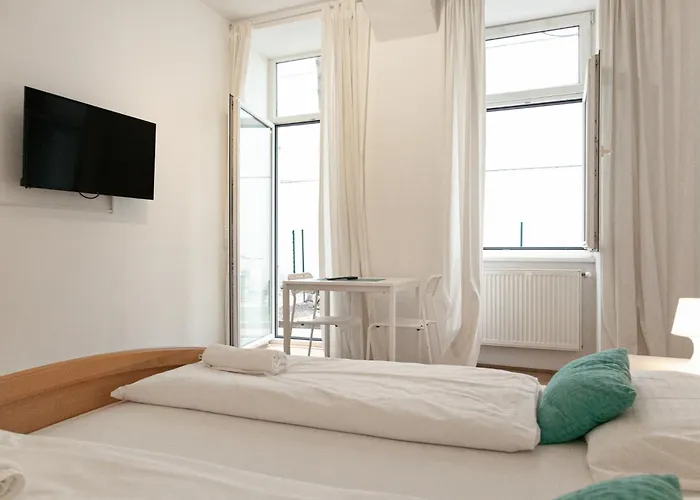 & Lovely Private In 3br Shared Apt, With Smart Tv & Wifi *