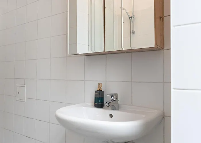 Apartment & Lovely Private In 3br Shared Apt, With Smart Tv & Wifi *